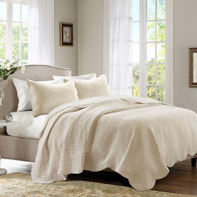 Cream Tuscany 3 Piece Reversible Scalloped Edge Quilt Set Full/Queen