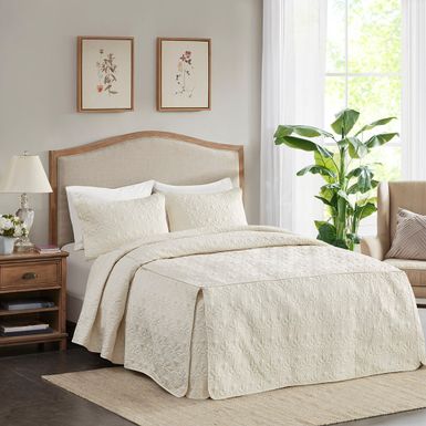 Cream Quebec 3 Piece Split Corner Pleated Quilted Bedspread King